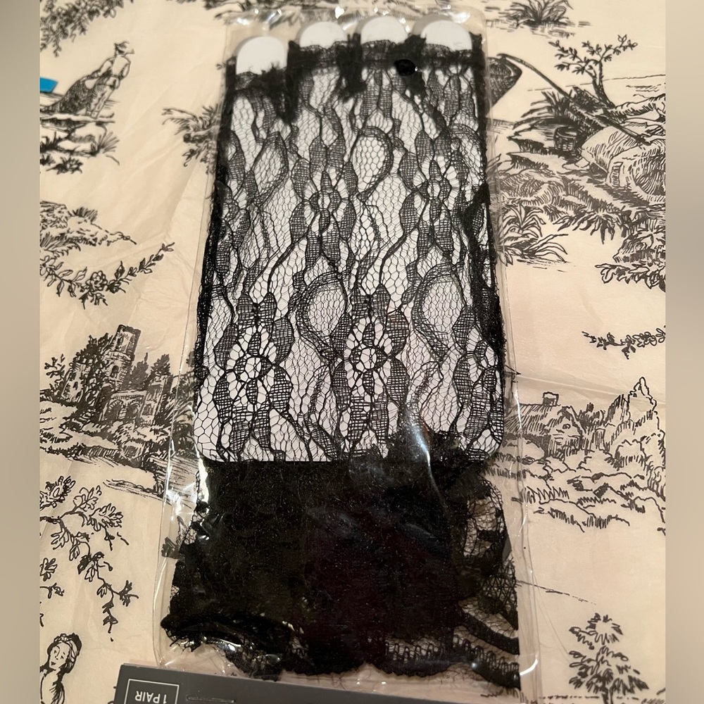 NWT WOMEN’S FINGERLESS LACE GLOVES.